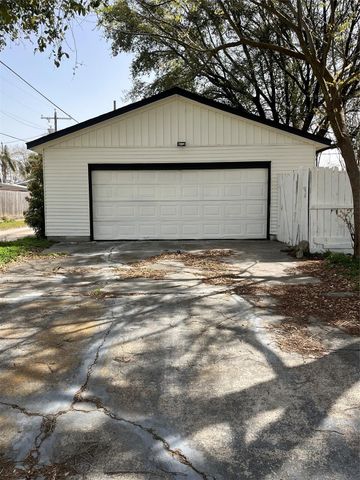 30 12th Avenue N, Texas City, TX 77590