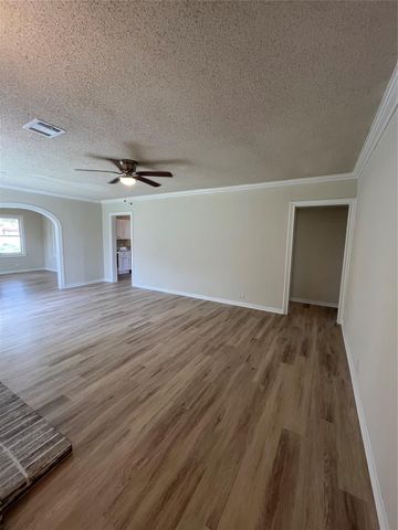 30 12th Avenue N, Texas City, TX 77590