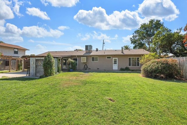 900 White Ln, Stockton, CA 95215
