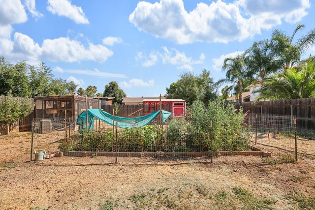 900 White Ln, Stockton, CA 95215