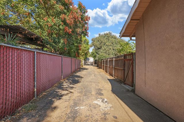 900 White Ln, Stockton, CA 95215
