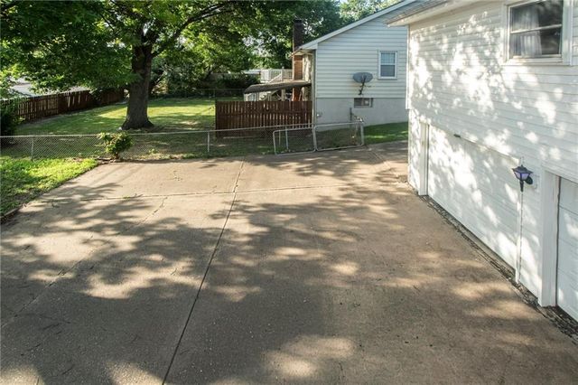 9912 Oakridge Drive, Overland Park, KS 66212