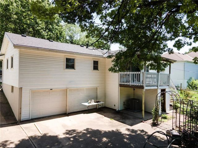 9912 Oakridge Drive, Overland Park, KS 66212