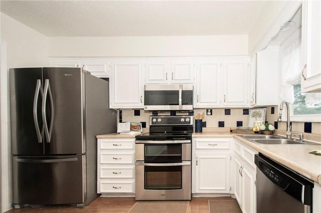 9912 Oakridge Drive, Overland Park, KS 66212