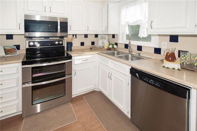 9912 Oakridge Drive, Overland Park, KS 66212