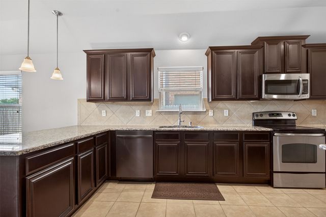 2003 Carriage Road, Heartland, TX 75126