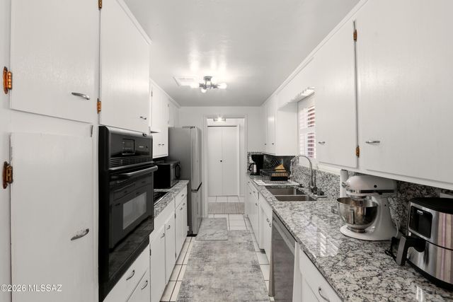 8925 E Bellevue Street, Tucson, AZ 85715