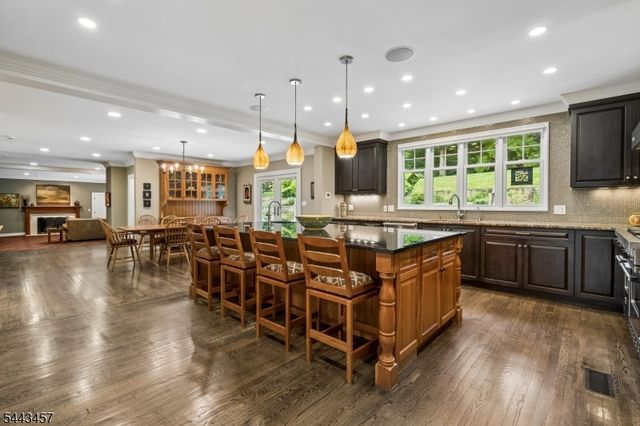 9 Canterbury Ln, Summit City, NJ 07901