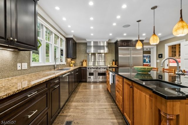9 Canterbury Ln, Summit City, NJ 07901
