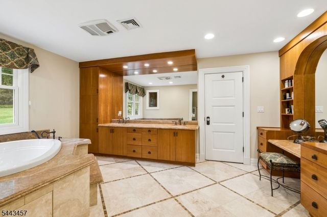9 Canterbury Ln, Summit City, NJ 07901
