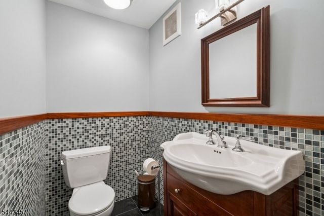 9 Canterbury Ln, Summit City, NJ 07901