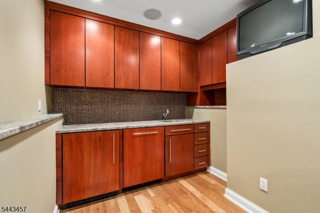 9 Canterbury Ln, Summit City, NJ 07901