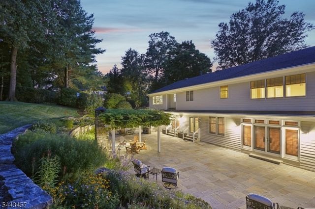 9 Canterbury Ln, Summit City, NJ 07901