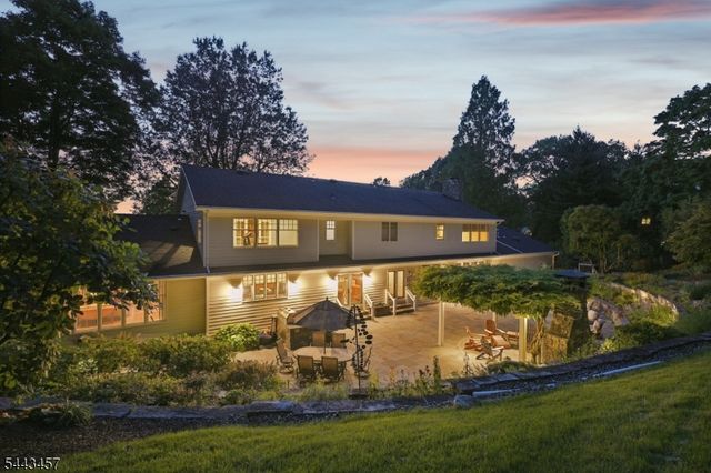 9 Canterbury Ln, Summit City, NJ 07901