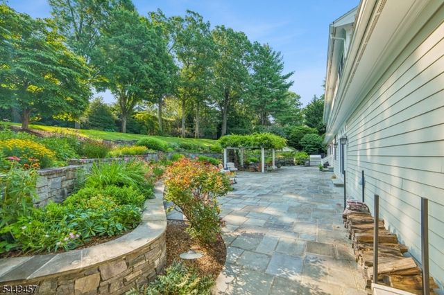 9 Canterbury Ln, Summit City, NJ 07901