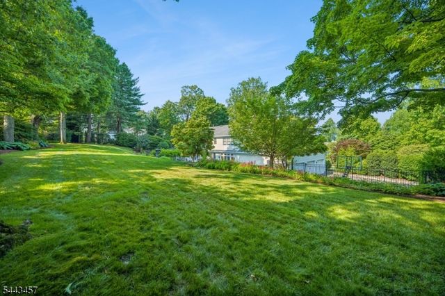9 Canterbury Ln, Summit City, NJ 07901