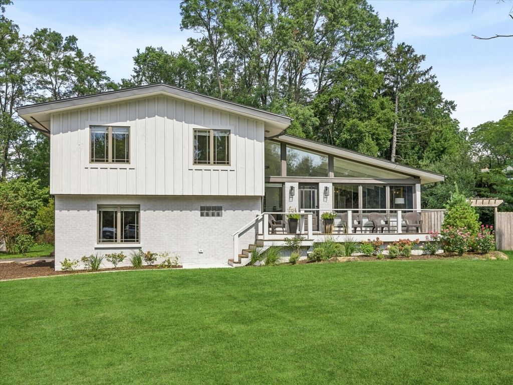 1525 W Wiesbrook Road, Wheaton, IL 60189 — exterior