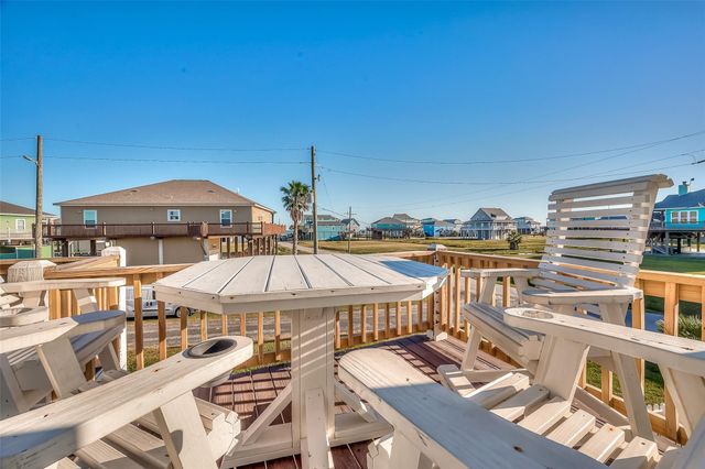2895 Laguna Drive, Crystal Beach, TX 77650