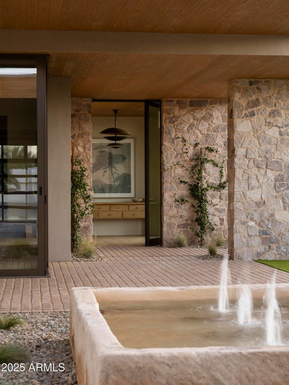 Image 3 of property listing at 8631 N AVENIDA DEL SOL --, Paradise Valley, AZ 85253