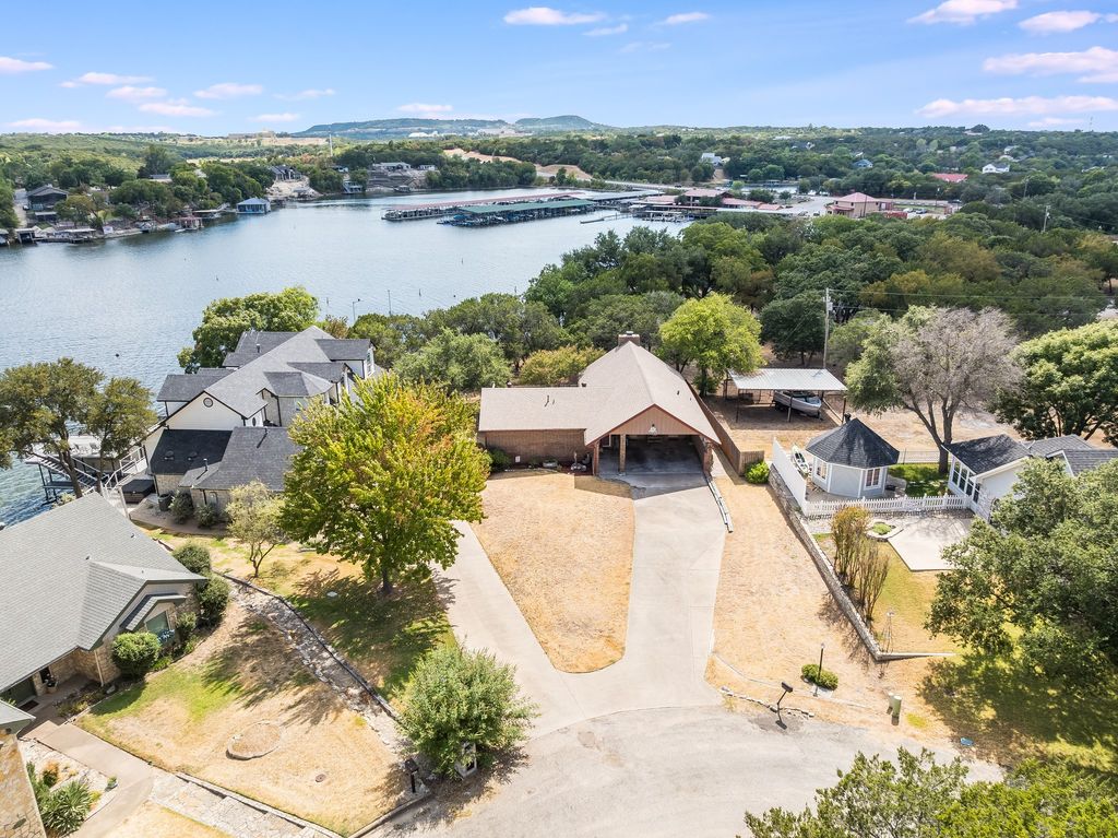 643 S Rough Creek Court, Granbury, TX 76048 — exterior