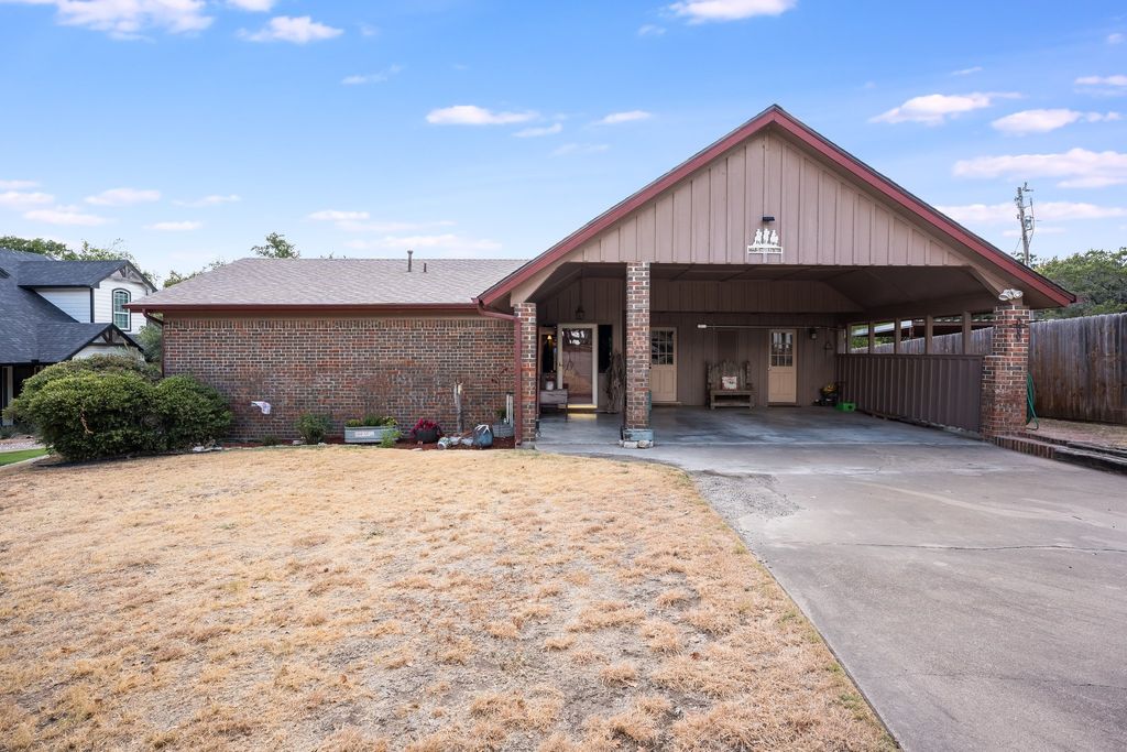 643 S Rough Creek Court, Granbury, TX 76048 — photo 2