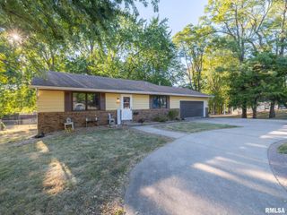 1303 N PARKWAY Drive, Pekin, IL 61554