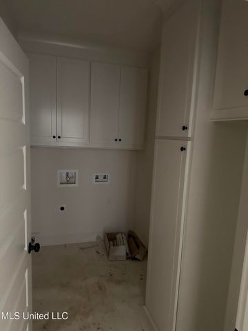 1068 Riverside Lane, Pearl, MS 39208