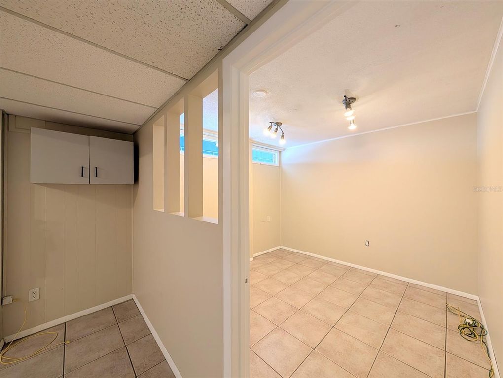 Image 2 of property listing at 1505 60TH AVENUE W, Bradenton, FL 34207