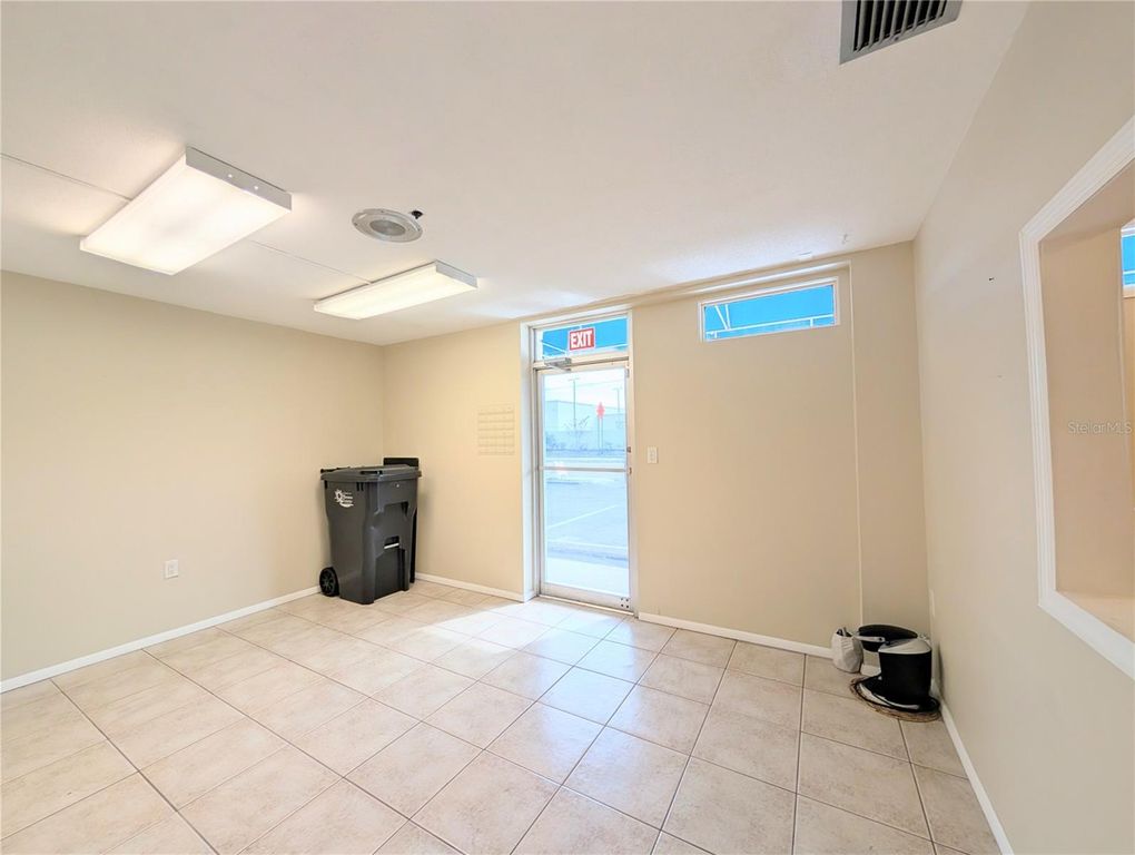Image 13 of property listing at 1505 60TH AVENUE W, Bradenton, FL 34207