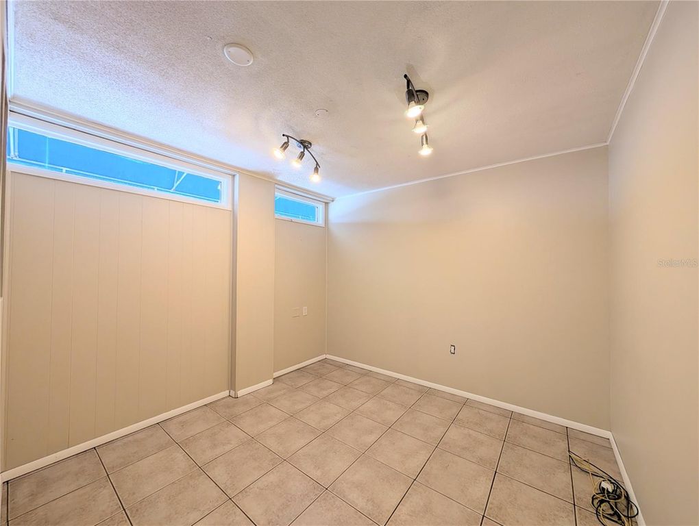 Image 3 of property listing at 1505 60TH AVENUE W, Bradenton, FL 34207