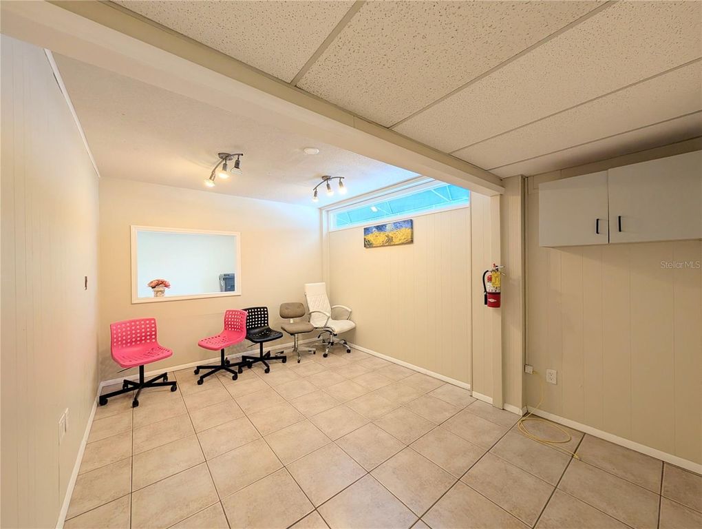 Image 4 of property listing at 1505 60TH AVENUE W, Bradenton, FL 34207