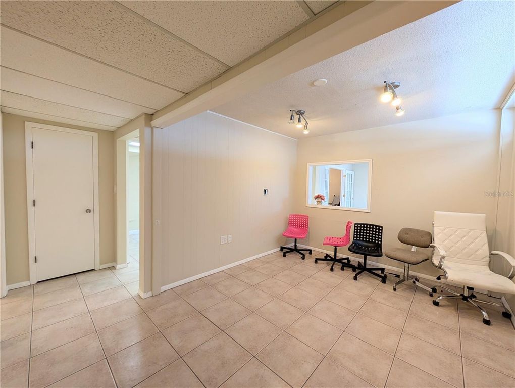 Image 5 of property listing at 1505 60TH AVENUE W, Bradenton, FL 34207