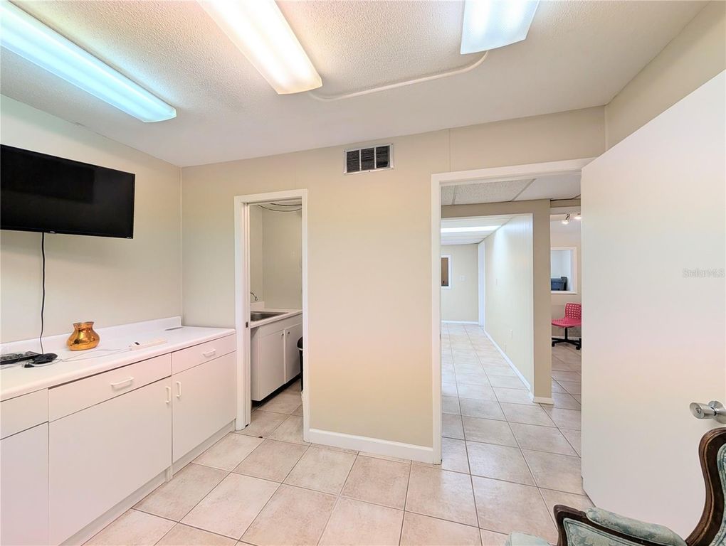 Image 7 of property listing at 1505 60TH AVENUE W, Bradenton, FL 34207