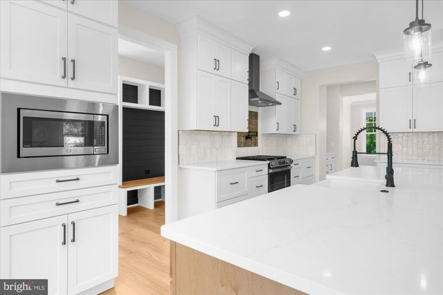 394 RENNINGER RD, Perkiomenville, PA 18074
