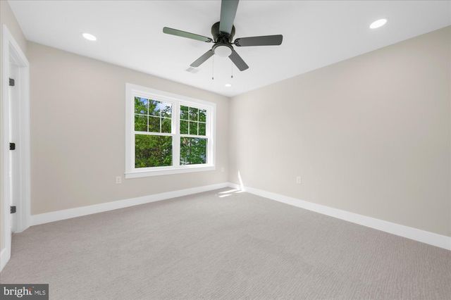 394 RENNINGER RD, Perkiomenville, PA 18074