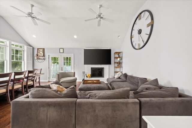 38 Fruit St, Mansfield, MA 02048