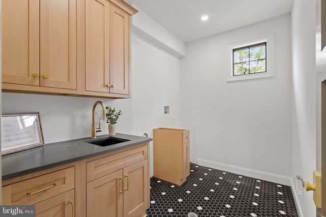 725 W CURRY DR, Blue Bell, PA 19422