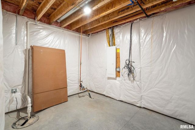 6574 Pelican Street, Bettendorf, IA 52722