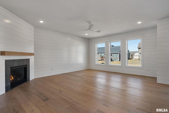 6574 Pelican Street, Bettendorf, IA 52722