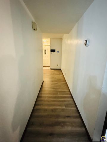 2926 SW Arrowhead RD, Topeka, KS 66614