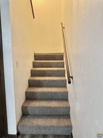 2926 SW Arrowhead RD, Topeka, KS 66614