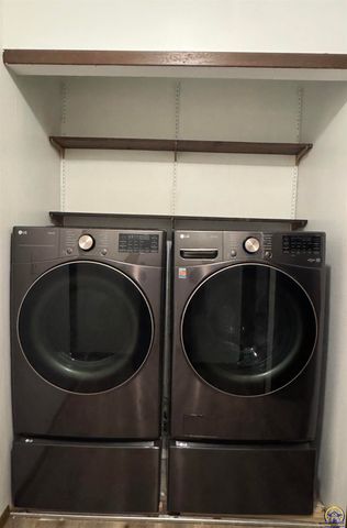 2926 SW Arrowhead RD, Topeka, KS 66614