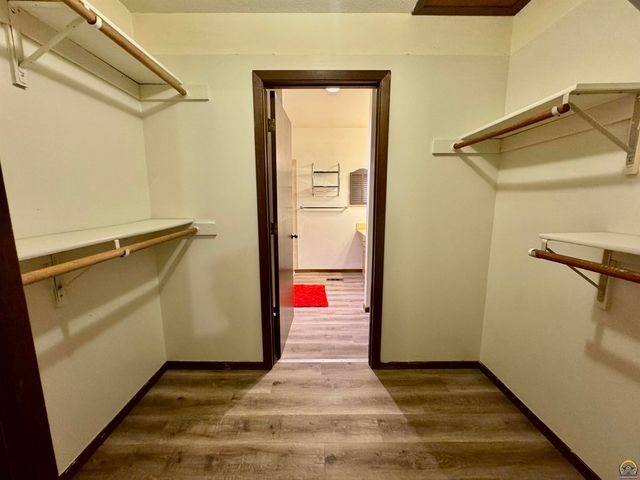 2926 SW Arrowhead RD, Topeka, KS 66614