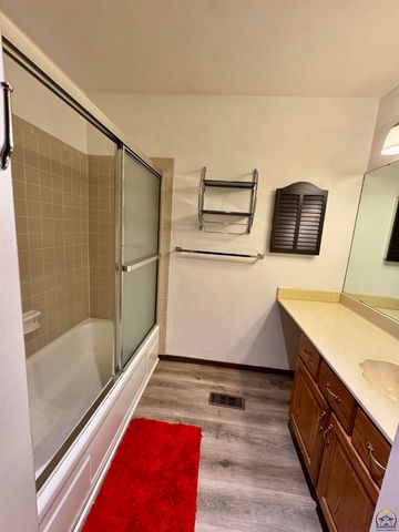 2926 SW Arrowhead RD, Topeka, KS 66614