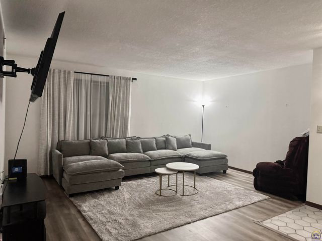 2926 SW Arrowhead RD, Topeka, KS 66614