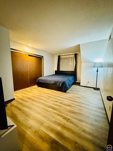 2926 SW Arrowhead RD, Topeka, KS 66614