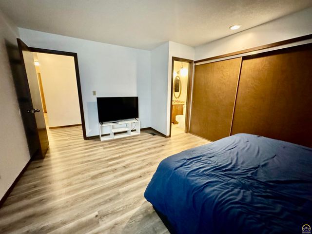 2926 SW Arrowhead RD, Topeka, KS 66614