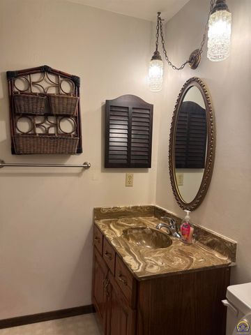 2926 SW Arrowhead RD, Topeka, KS 66614