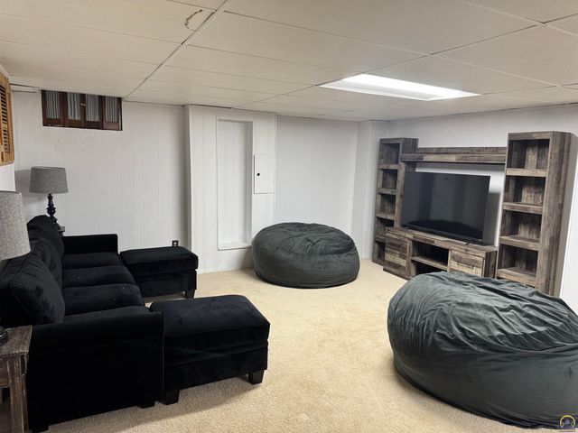 2926 SW Arrowhead RD, Topeka, KS 66614