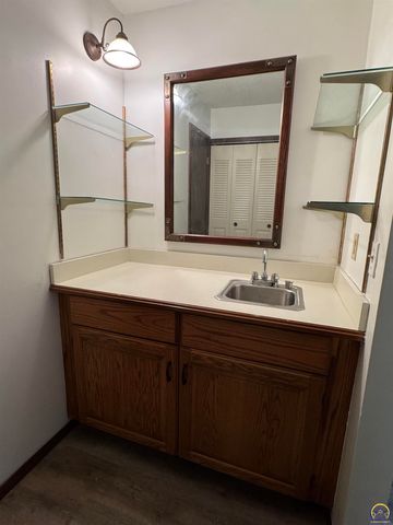 2926 SW Arrowhead RD, Topeka, KS 66614